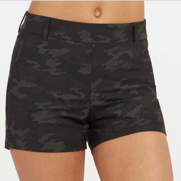 SPANX Pants - SPANX Sunshine Shorts in black camouflage, Large